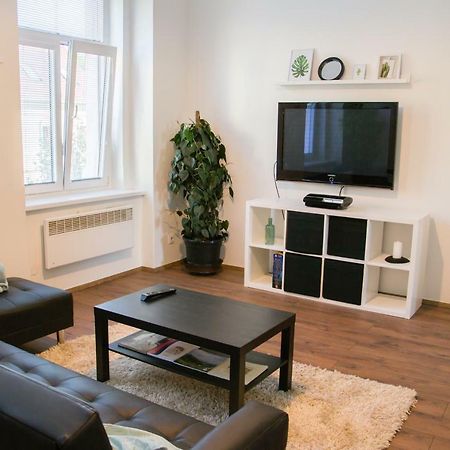 Sunny Aircon Apartment In The Centre Of Сланы Экстерьер фото