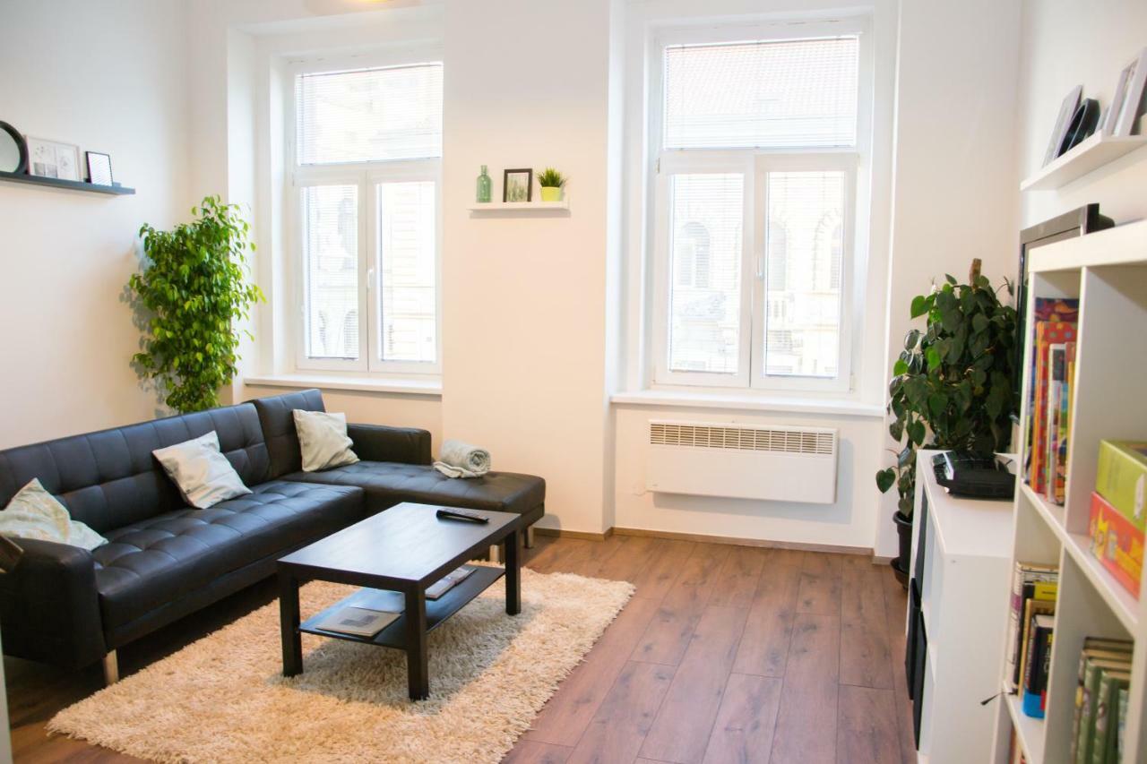 Sunny Aircon Apartment In The Centre Of Сланы Экстерьер фото